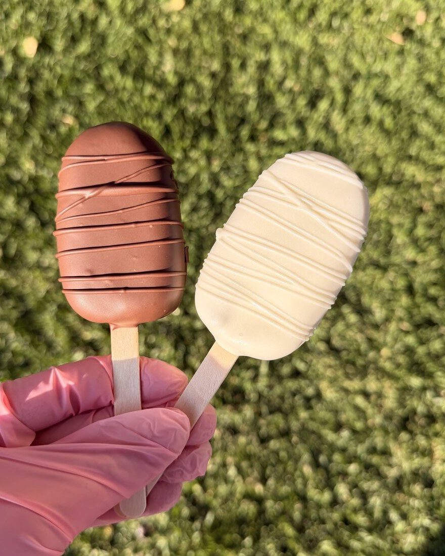 Chocolate and white chocolate cake pops